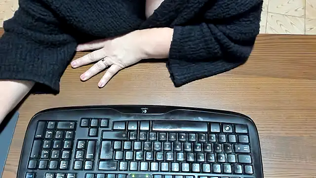 NikkiHolland online show from February 28, 4:28 pm