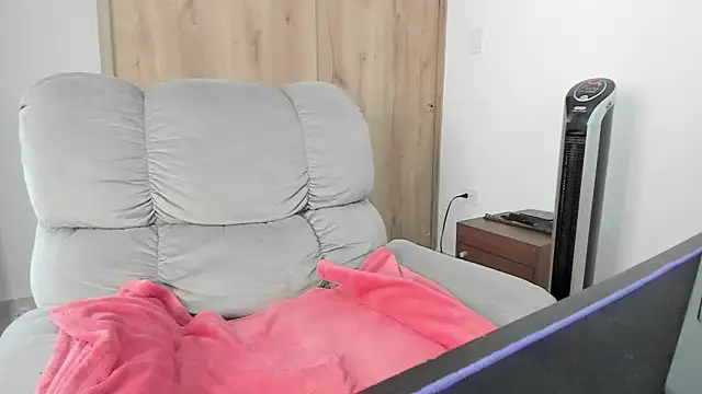 xspecialoomx online show from April 23, 1:35 pm