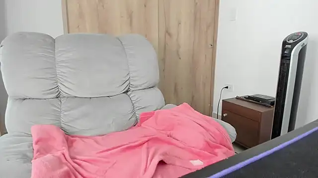 xspecialoomx online show from April 18, 8:09 pm