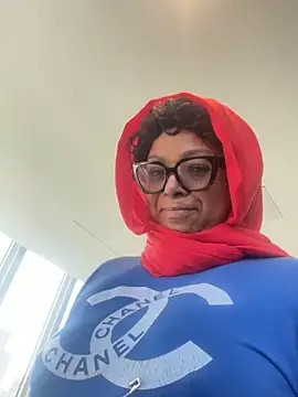 MSweetLindaParks online show from April 16, 12:38 pm