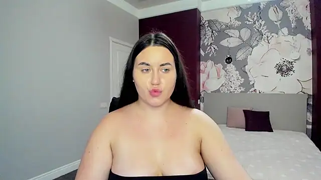 Roxie Bradley online show from December 19, 6:49 am