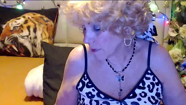 HappyWomanOn online show from February 6, 7:17 pm