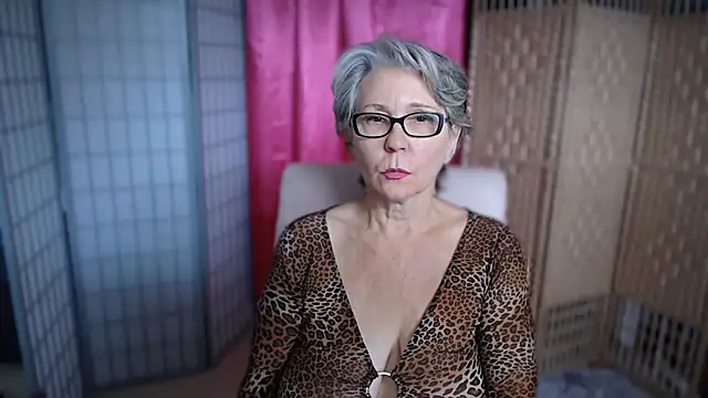 petradaniels online show from October 3, 8:47 pm