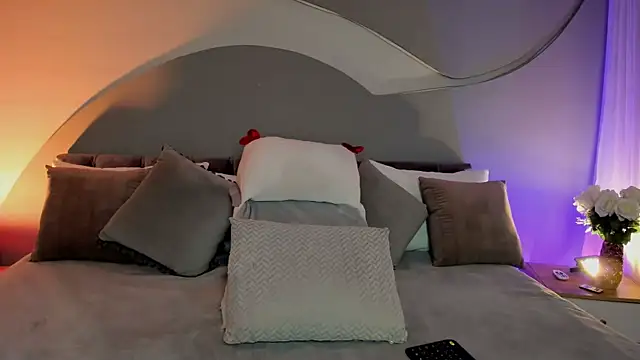 Nicolle W online show from April 14, 2:39 pm