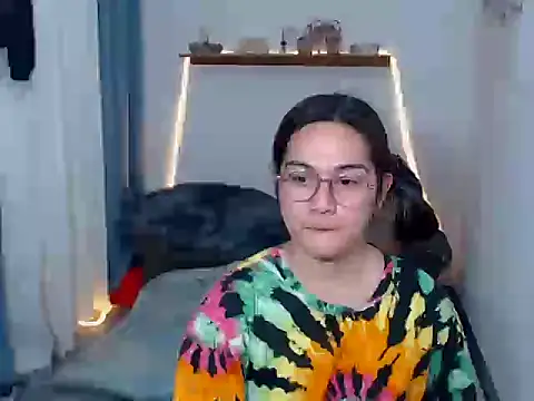 MarieLoveGlamorous online show from April 8, 2:30 pm