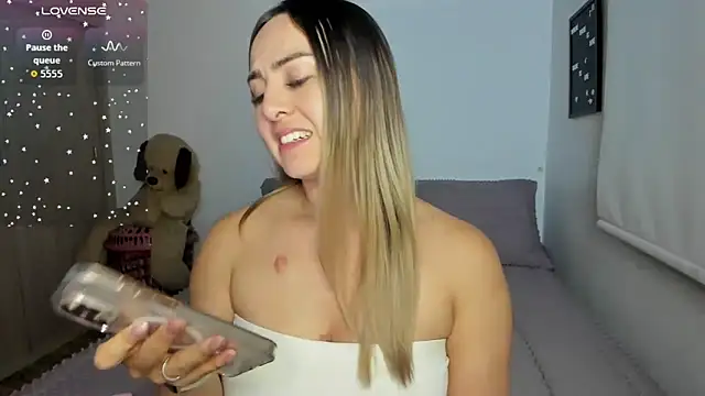 sophi mooreno online show from June 1, 1:18 am
