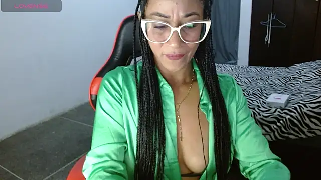 Emiliklauss22 online show from April 19, 10:48 am