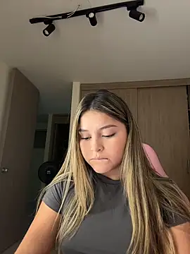 lunablossom  online show from March 17, 12:25 am