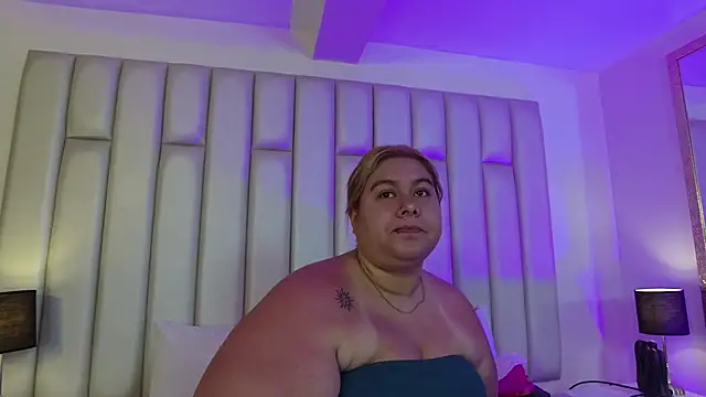 aandreaperez online show from March 24, 11:37 am