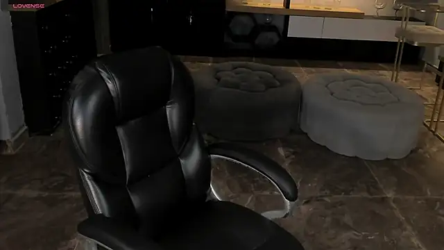 MadelineFox online show from April 8, 12:40 pm