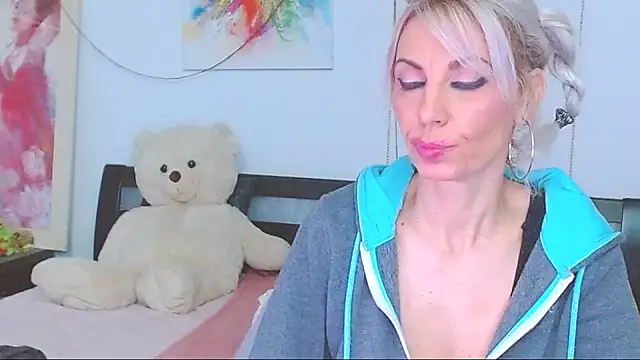 HoneyLara online show from March 1, 1:38 am