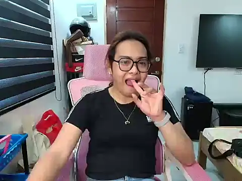 Your PrettyGirlxxx online show from March 18, 7:46 am