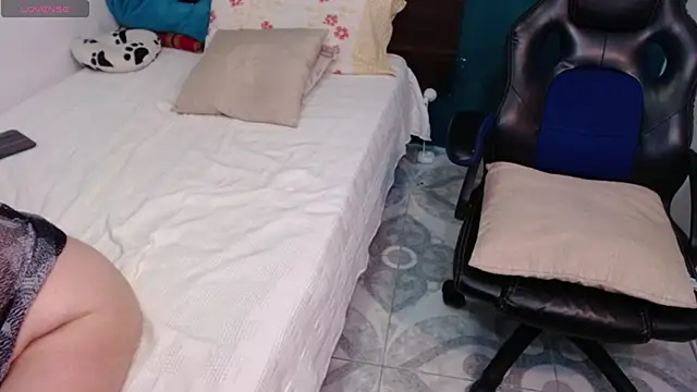 scaelettdubois online show from March 6, 3:23 am