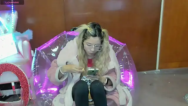 Skinygirl online show from March 22, 11:55 pm