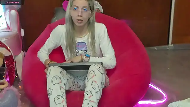 Skinygirl online show from June 11, 11:12 pm