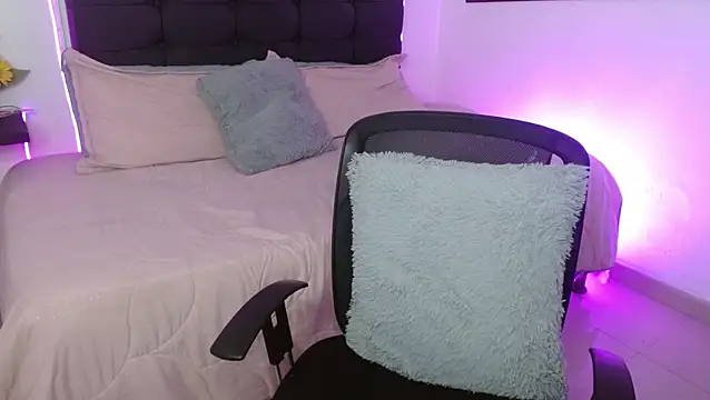 vaness weet online show from February 18, 9:47 pm