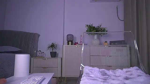 lildiaa online show from March 8, 9:02 am