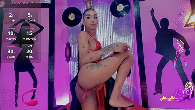 nickyminach  online show from October 30, 7:15 pm