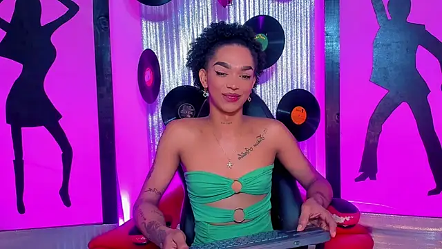 nickyminach  online show from March 30, 9:58 pm