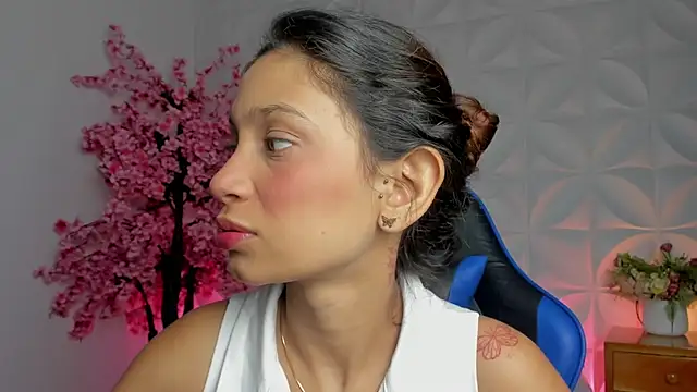 cora 22 online show from April 10, 1:06 pm