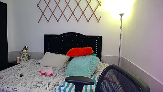 naughty girl 4u online show from October 3, 11:32 pm