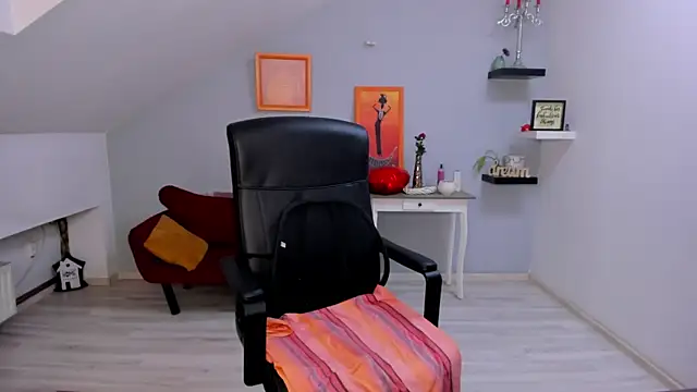 LollaGirl online show from April 3, 3:26 am