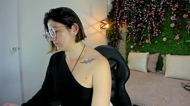 SarahDeyvis online show from December 14, 1:28 pm