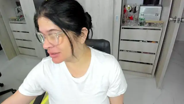 BellaFlaming online show from May 30, 11:08 am