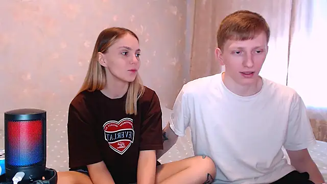 juliaanddima online show from April 8, 9:33 am