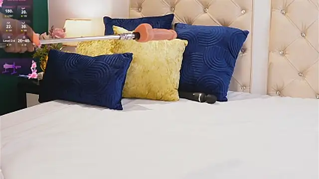 caroline adams  online show from April 11, 11:41 pm