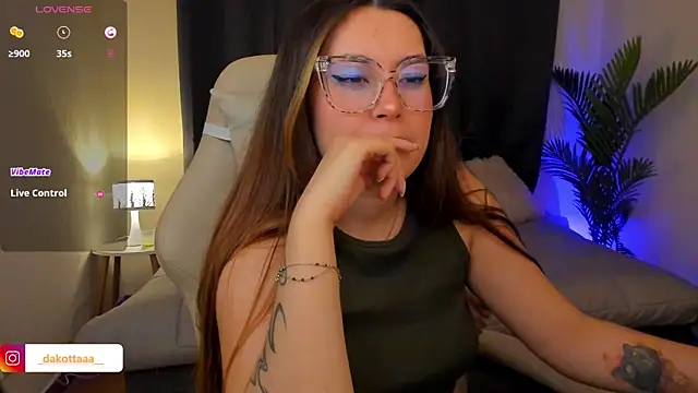 dakottaa  online show from December 5, 12:10 am