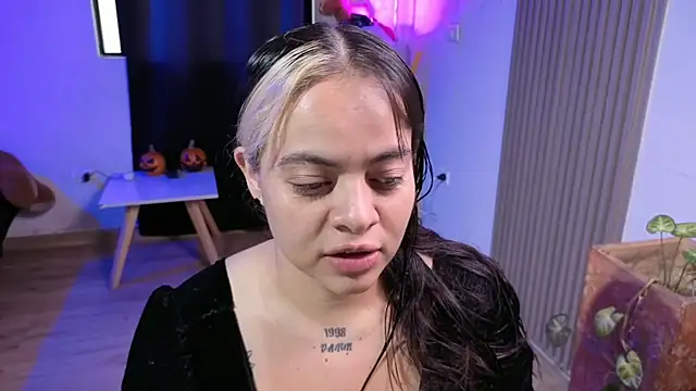 Cuttiealice online show from November 29, 11:36 am