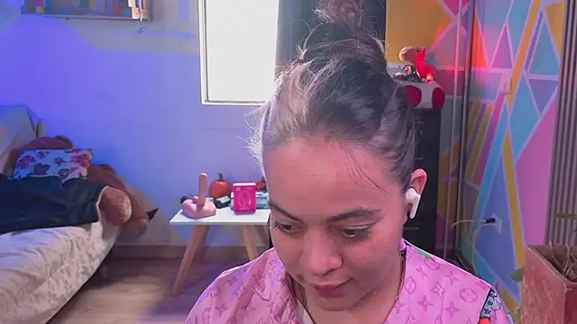 Cuttiealice online show from November 10, 4:57 pm