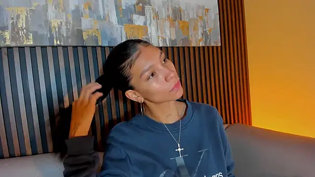 LauraAristizabal online show from March 5, 12:45 pm