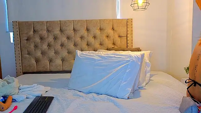 KeryHillson online show from January 16, 2:24 pm