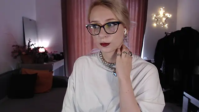 welliza online show from September 12, 4:57 am