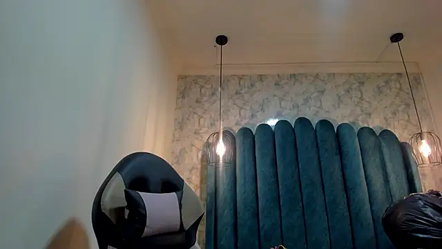 nalalye cruzz  online show from October 3, 2:38 am