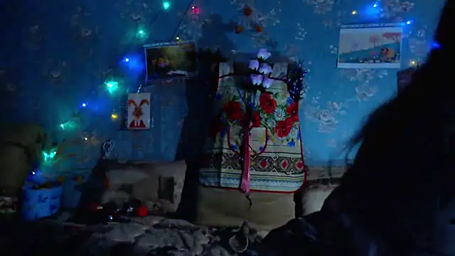 VanezaSmith online show from April 8, 6:32 pm