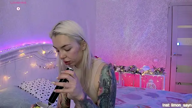 LillyMoure  online show from November 11, 11:35 pm