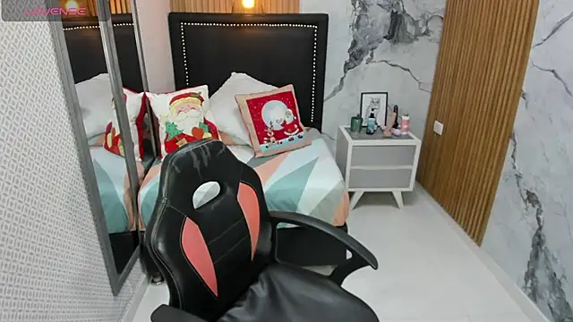 LORENADAVIES online show from November 25, 7:04 pm