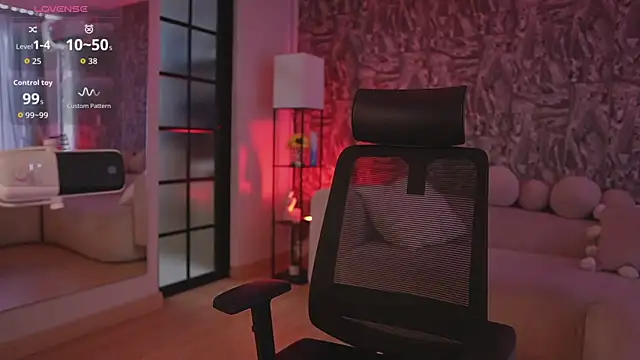 HannahW  online show from September 25, 8:28 pm