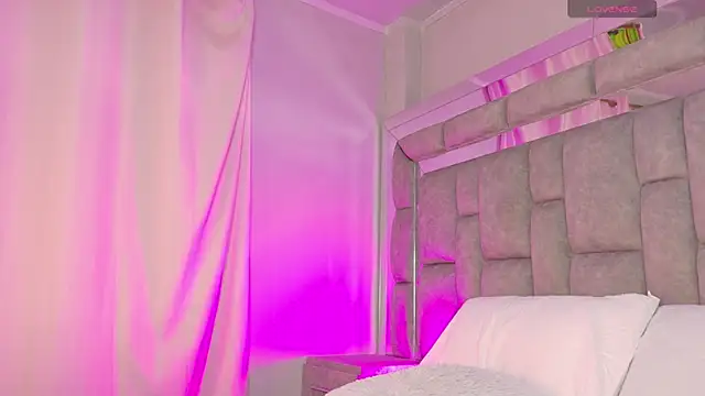 smiling  girl2 online show from September 19, 6:18 pm